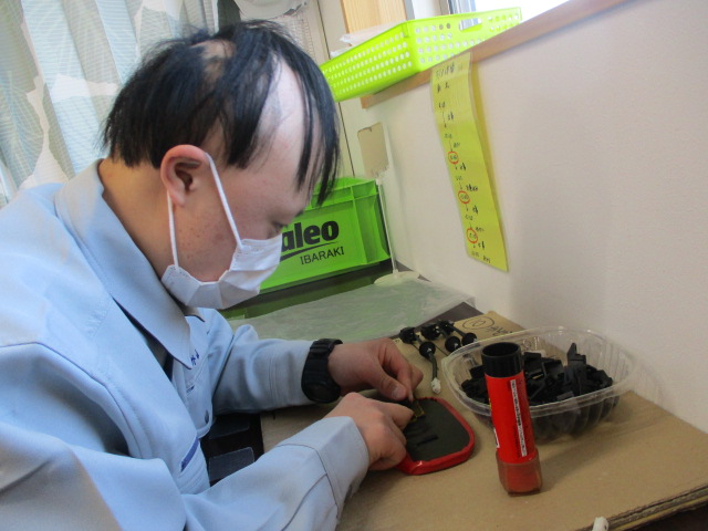 B型：車部品の取り付け