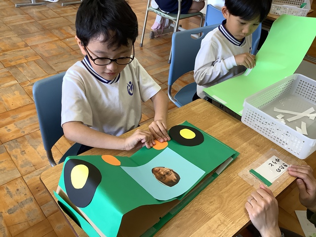 車を作る子ども 車を作る子ども