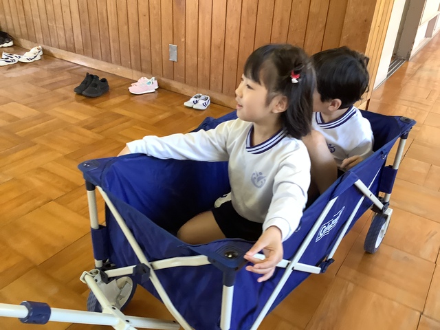 友達と車に乗る子ども