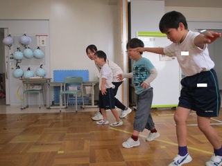 忍者のように歩くよ！