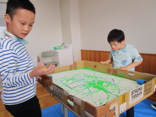 掲示物もみんなで作るよ