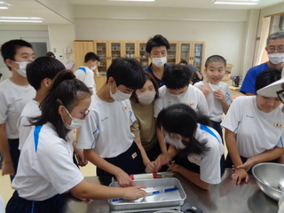 羊腸を触る生徒たち