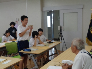 インタビューをする生徒