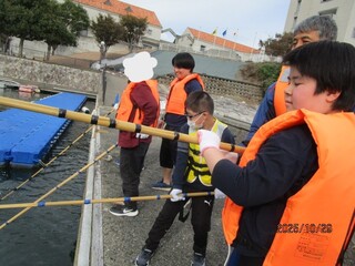 頑張って湖面を叩きました