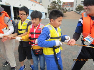 網を引っ張る様子