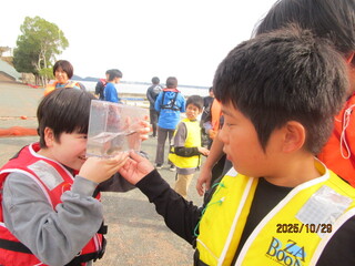 獲れた魚を観察する様子