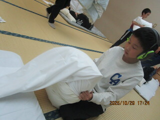 枕カバーをつける様子