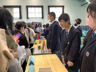 接客をする生徒