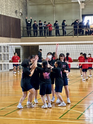 女子バレー３