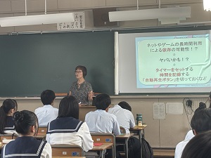 ３