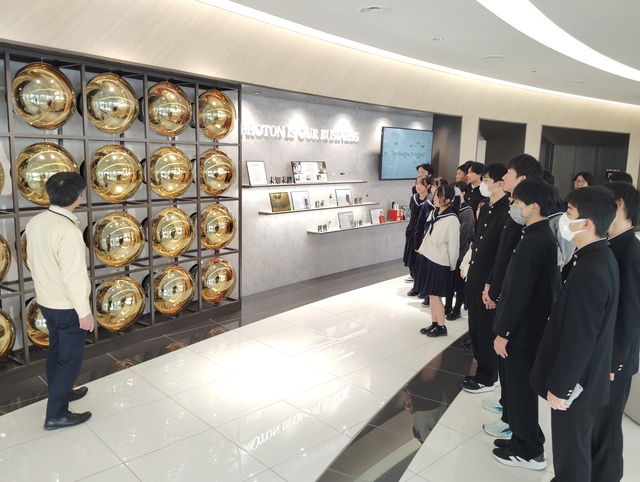 豊岡製作所説明を受ける