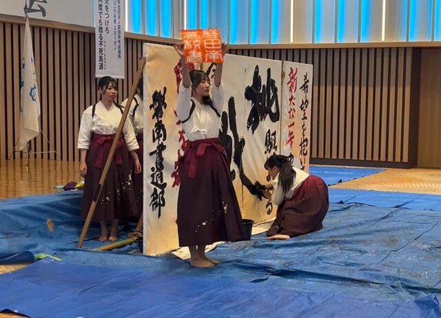 パネルを使ったパフォーマンス