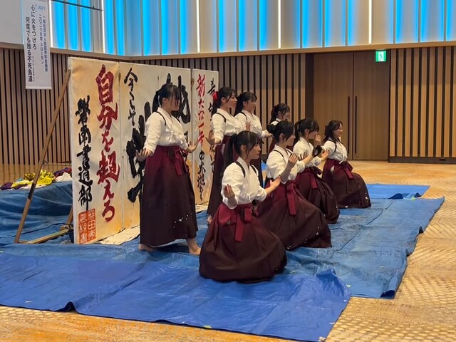 パネルを使ったパフォーマンス