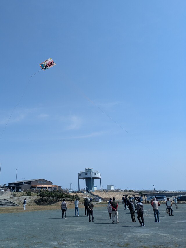 大凧が空に舞う様子