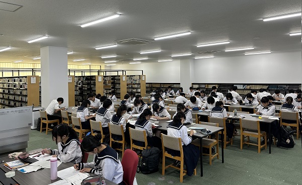 図書室より