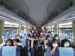 33HRバス車内集合写真