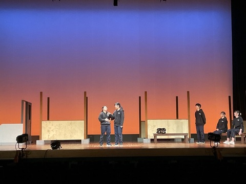 実は緞帳が下りるタイミングも緻密に計算しています。会場が変わると緞帳のスピードも変わる…（舞台監督の腕の見せ所！）