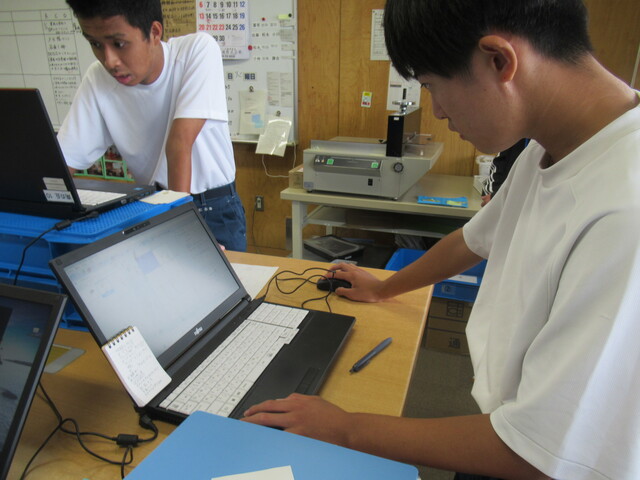 ①PC作業、メモ帳づくりのデザインを一人一つ提案して班内で発表してデザインを決めていく