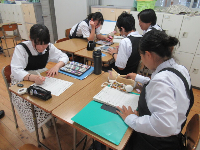 ①お話の会に向けて話し合い、地域の保育園、こども園にレクレーション提供としてお話の会開催予定