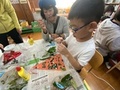 飾りつけをする様子