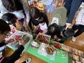 材料を選ぶ様子