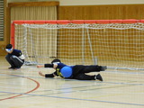 男子選手が体でボールをブロックしている写真