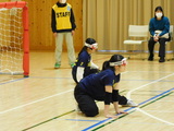 女子チームが守備をしている写真