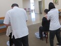 お客様の背中をマッサージする様子