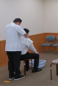 お客様の肩をもむ様子