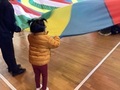 プレイバルーンを楽しむ誕生者