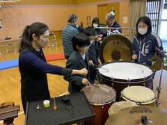 中学部の生徒が体験する様子１