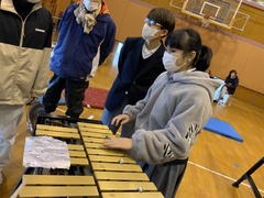 中学部の生徒が体験する様子２