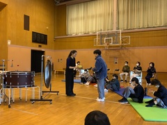 お礼のあいさつの様子