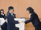 中学部新入生が校長先生から教科書を受け取る様子