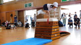 跳び箱を発表する児童