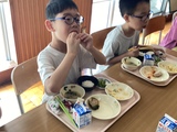 枝豆を食べる小学部児童