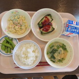 枝豆の塩ゆでのある給食