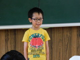 小学部代表が2学期の目標を発表している様子