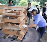 キャンプファイヤーの準備をする児童