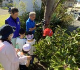 樹木札を取り付ける児童の様子１