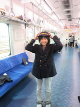 車掌の制服を試着する小学部児童