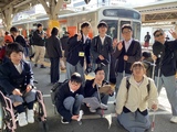 中学部電車の前で集合写真