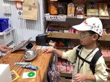 駄菓子屋で買い物をする小学部児童の様子