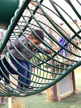 遊具で遊ぶ幼児の様子