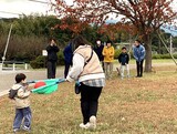 親子レクでボールを運ぶ様子