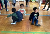 プレイバルーンを楽しむ幼児