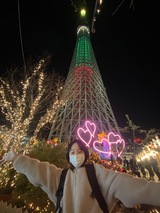 夜の東京スカイツリーの前