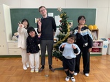 完成したクリスマスツリーを囲むALTと小学部児童