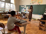 完成した詩の読み聞かせを聞く低学年児童の様子