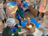 きねを持ってもちつきをする小学部児童の様子